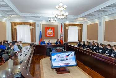 Школьные герои в Доме Советов
